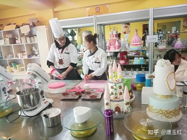 如何選擇優質的西點培訓學校？餐飲技術咨詢全解析