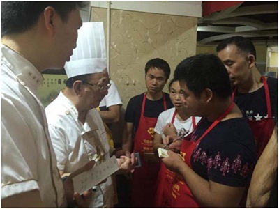 重慶餐飲界大咖董大師親臨隨手香餐飲創業培訓基地進行技術交流，轟動全場！